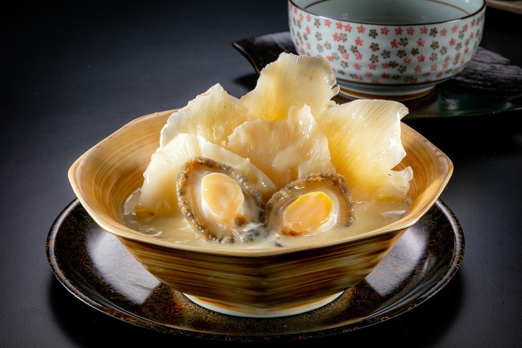 CB Classic Shark Fin Soup Stewed with Abalone (350G) CB 经典浓汤焞鲍鱼金山勾翅 (350克)